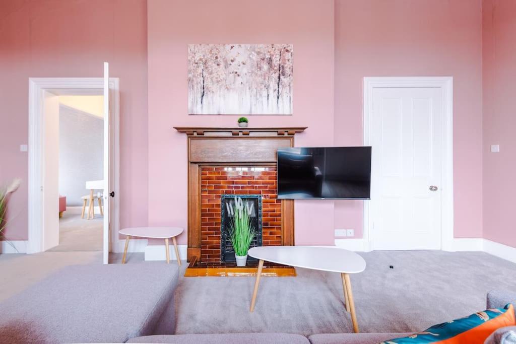 Pink Palace - Central Apartment Chester Exteriér fotografie