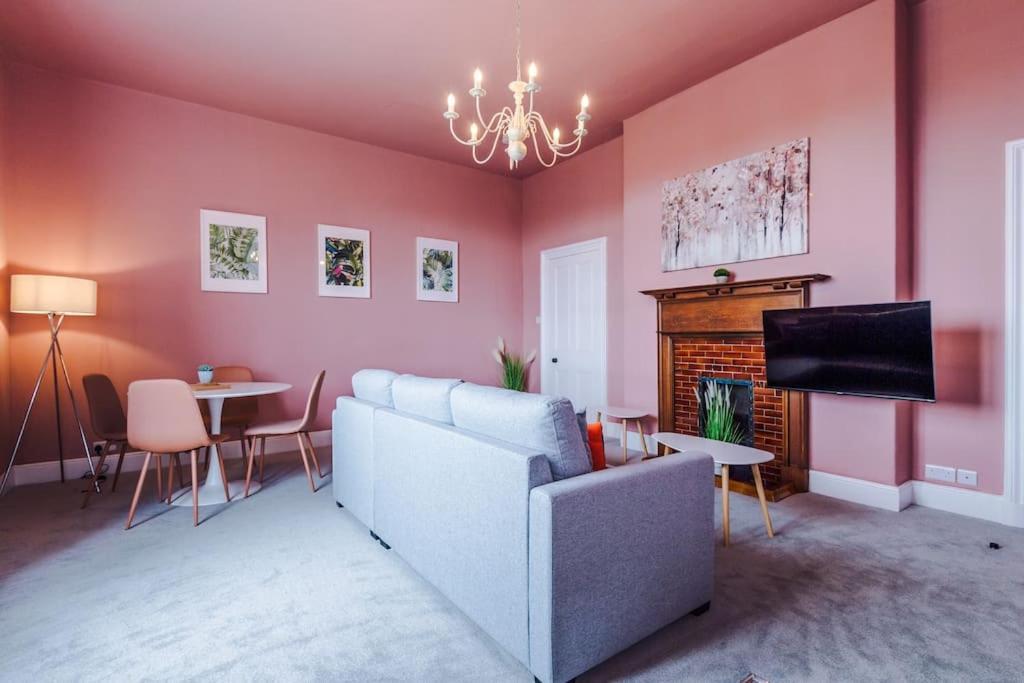 Pink Palace - Central Apartment Chester Exteriér fotografie