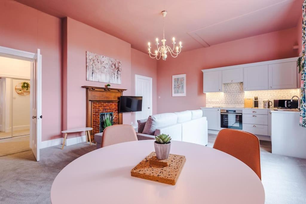 Pink Palace - Central Apartment Chester Exteriér fotografie