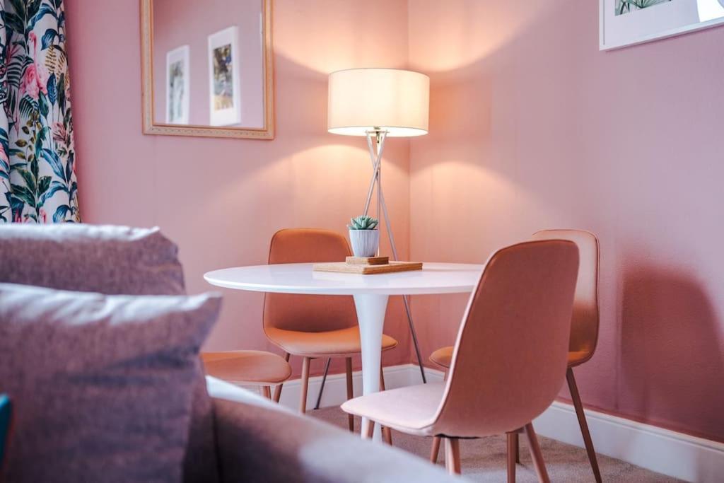 Pink Palace - Central Apartment Chester Exteriér fotografie