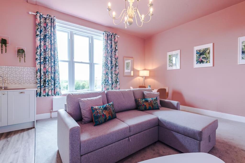 Pink Palace - Central Apartment Chester Exteriér fotografie