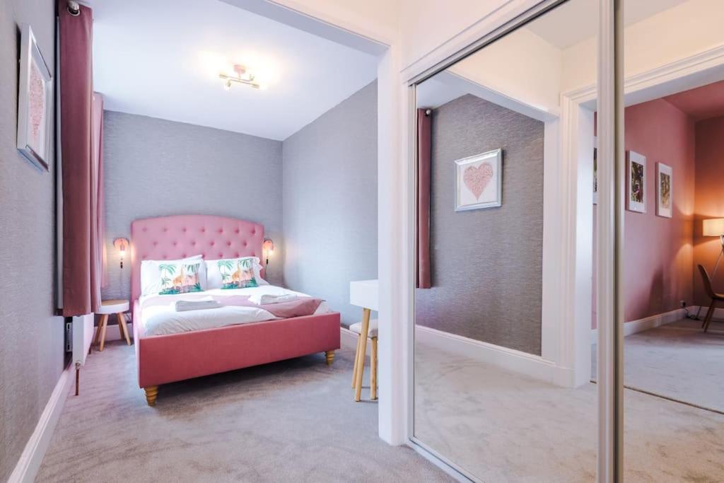 Pink Palace - Central Apartment Chester Exteriér fotografie