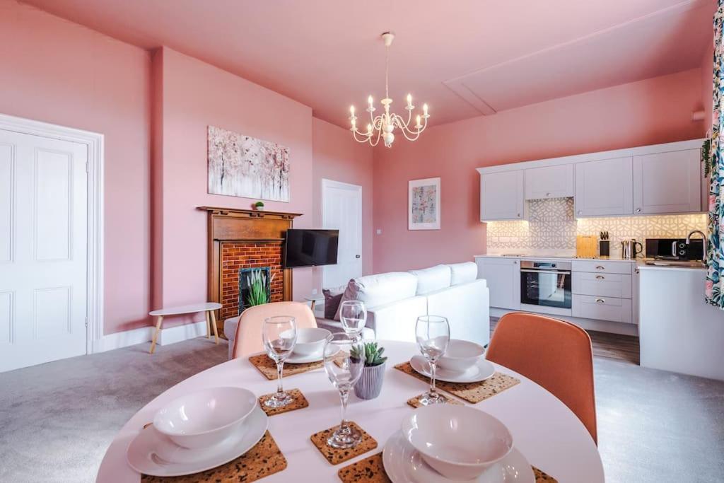Pink Palace - Central Apartment Chester Exteriér fotografie
