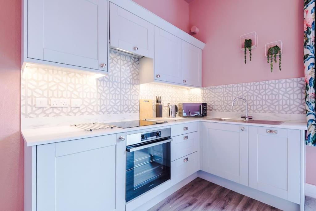 Pink Palace - Central Apartment Chester Exteriér fotografie