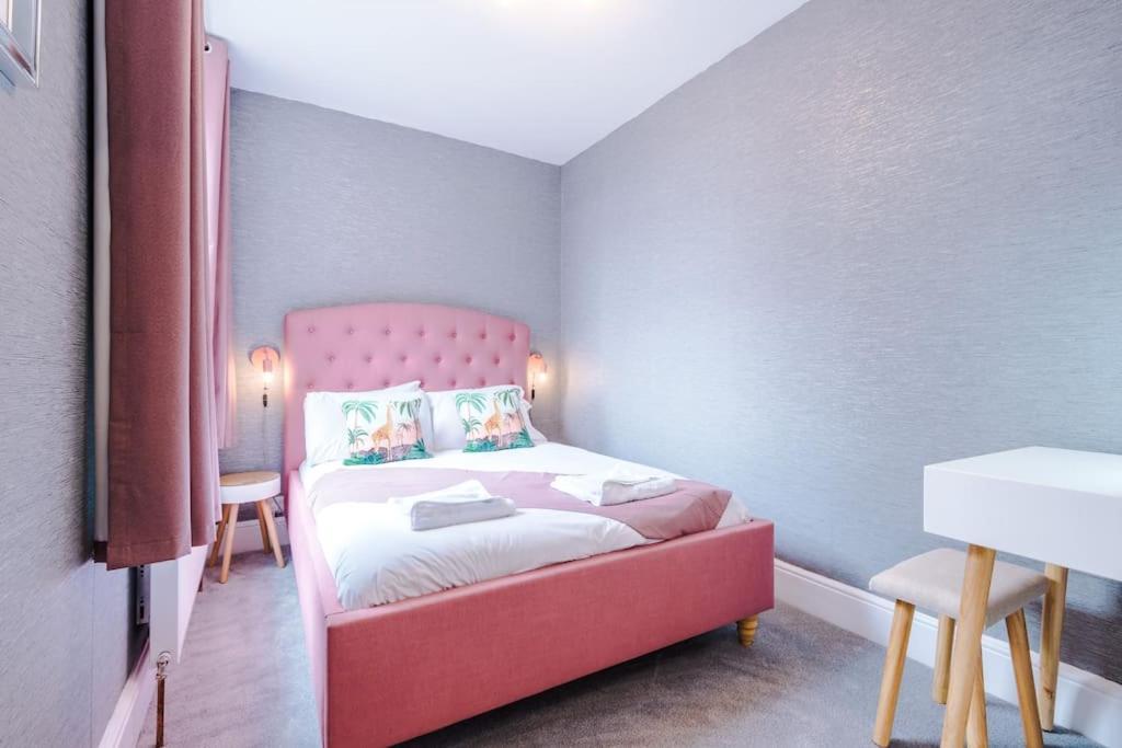 Pink Palace - Central Apartment Chester Exteriér fotografie