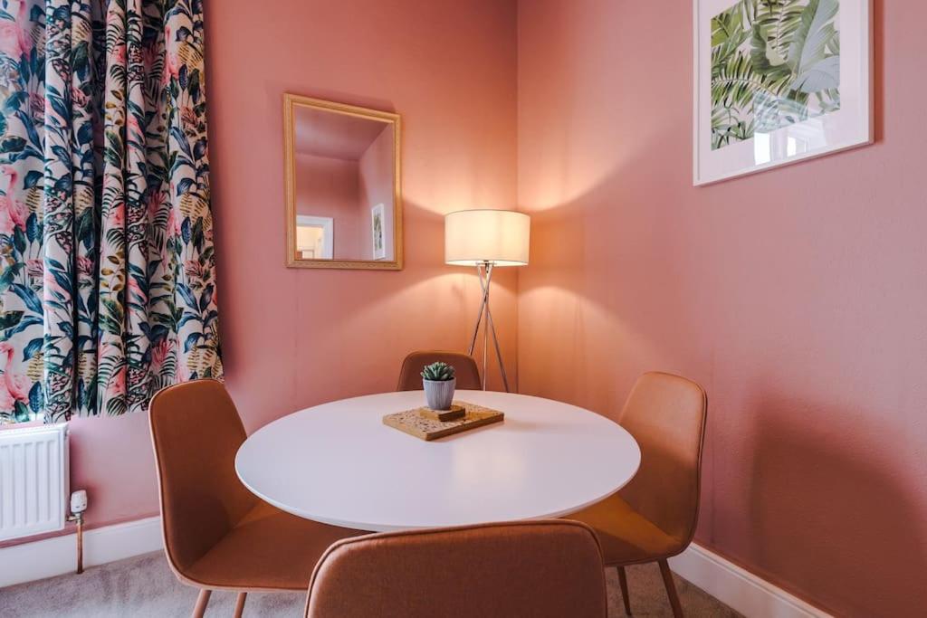 Pink Palace - Central Apartment Chester Exteriér fotografie