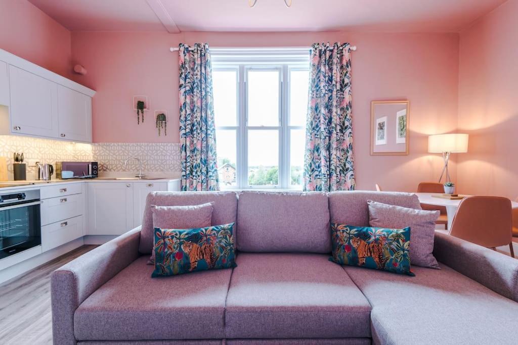 Pink Palace - Central Apartment Chester Exteriér fotografie