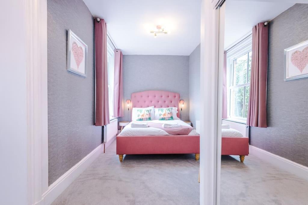 Pink Palace - Central Apartment Chester Exteriér fotografie